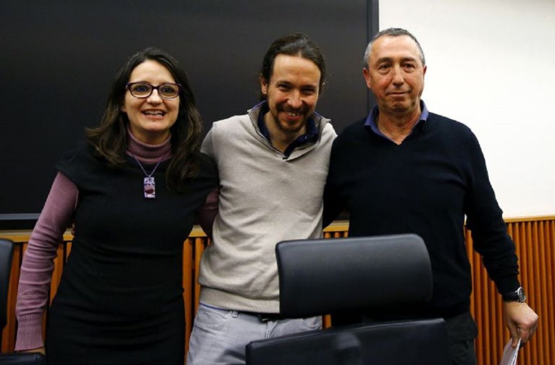 El líder de Podemos, Pablo Iglesias (c), durante la reunión con la vicepresidenta valenciana, Mónica Oltra (i), de Compromís, junto a Joan Baldoví (d), dentro de la ronda de contactos iniciada por el secretario general de Podemos para la investidura en el Congreso