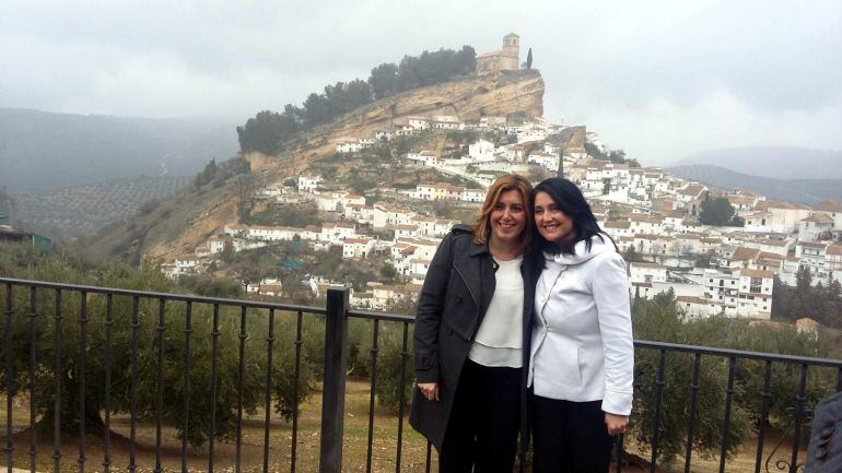 La presidenta de la Junta de Andalucía, Susana Díaz, y la alcaldesa de Montefrío, Remedios Gámez, en el conocido como &quot;Mirador de Tocón&quot; de esta localidad granadina, designada por National Geographic como una de las diez mejores vistas del mundo