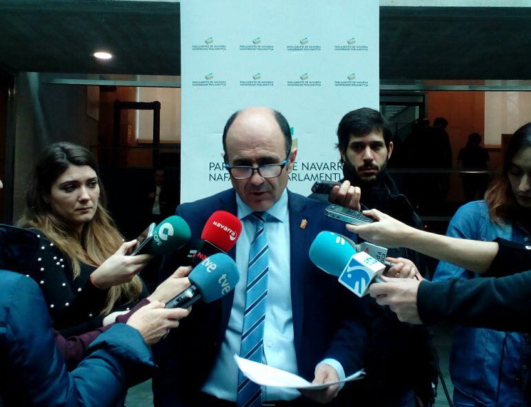 El vicepresidente Manu Ayerdi valora en el Parlamento ante los periodistas los datos de la EPA