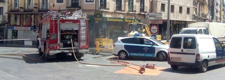 Actuación de Bomberos y Policía por la rotura de gas en Carretería