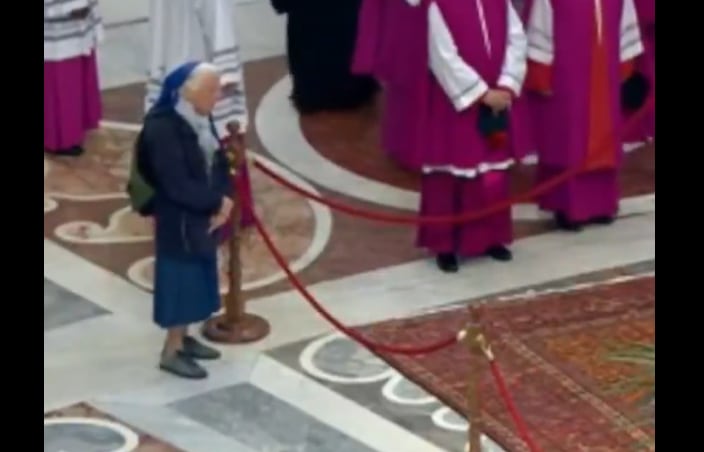 El llanto de la monja Genevive Jeanningros, amiga del papa Francisco, que se saltó el protocolo para darle el último adiós | Internacional | Cadena SER