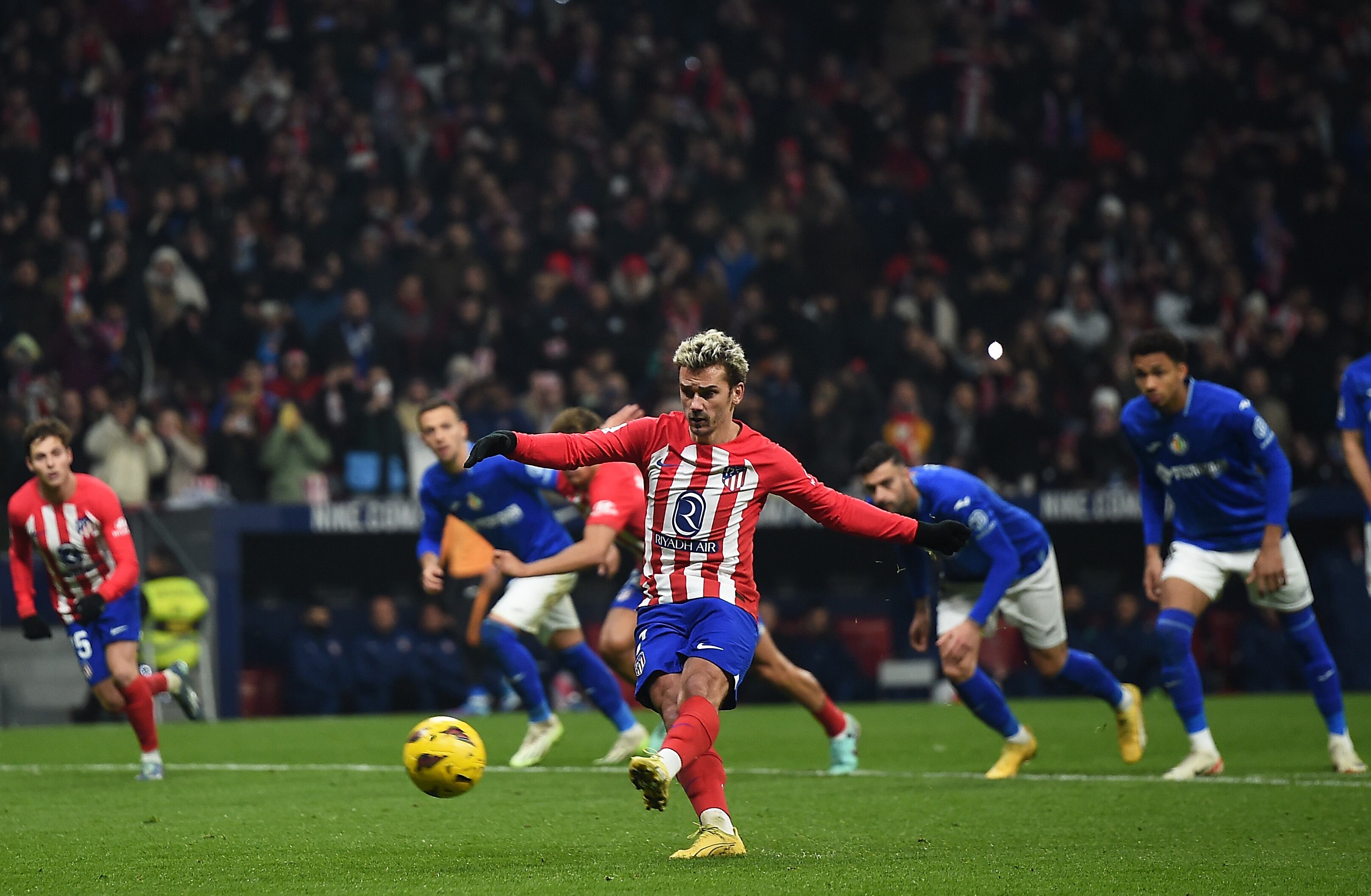 Griezmann patea el penalti con el que iguala el récord de Aragonés