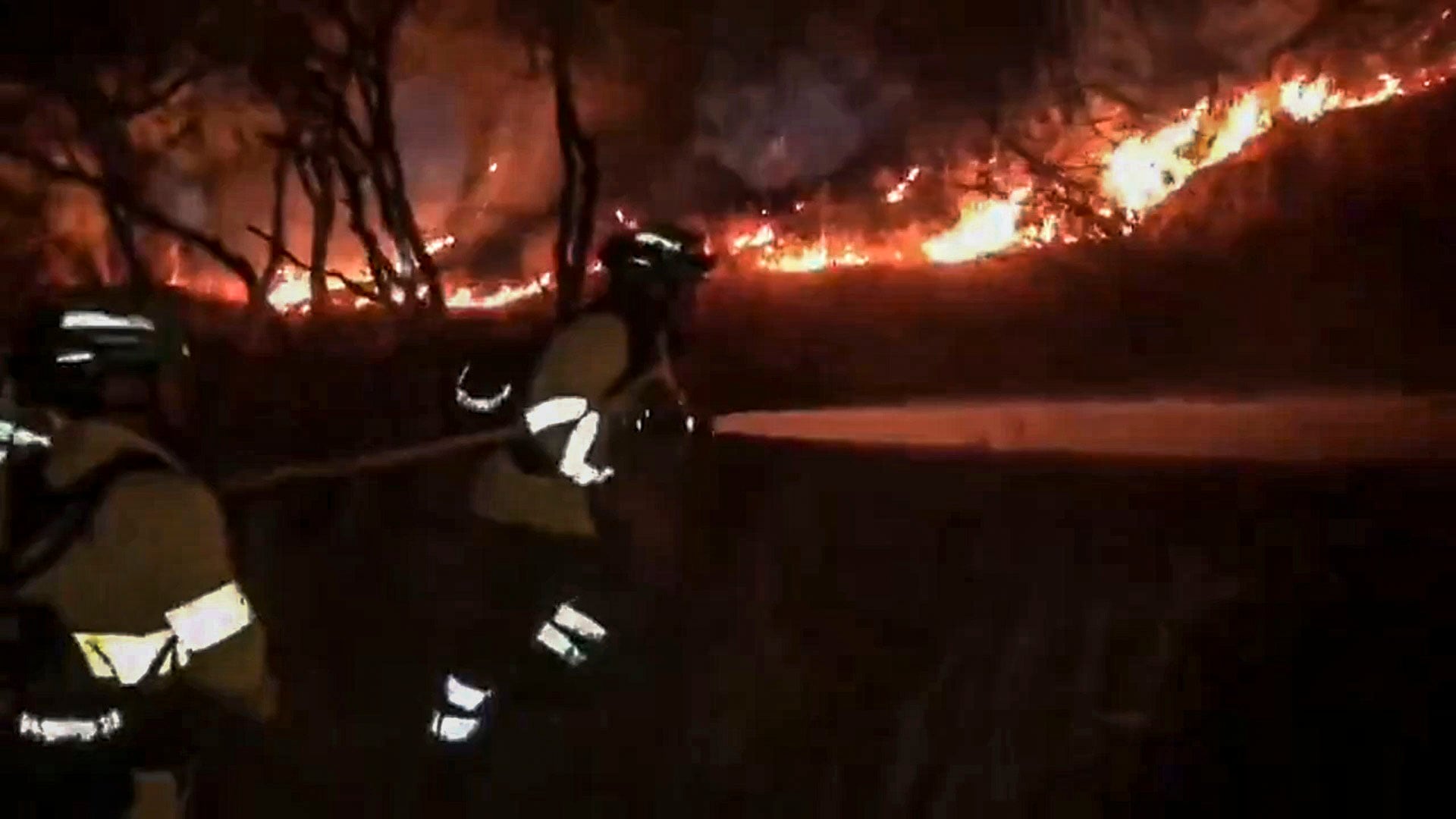 Un total de 150 efectivos mantienen los trabajos por tierra para combatir el incendio forestal declarado este domingo en un paraje de Andújar (Jaén), un fuego por el que la Junta de Andalucía ha activado la fase de emergencia, situación operativa 1 del Plan de Emergencias.