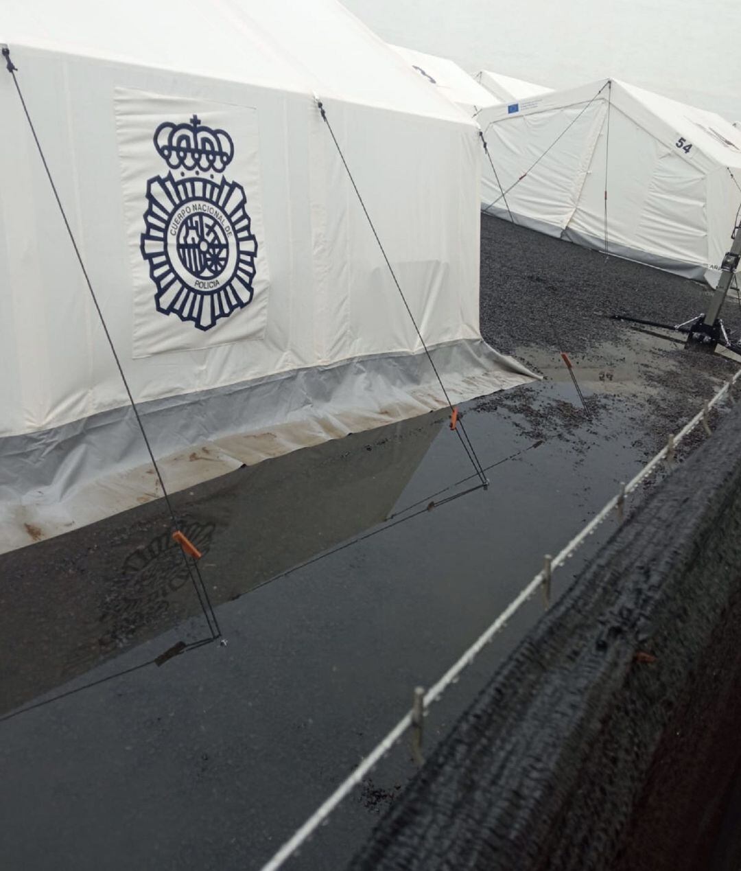 Balsas de agua junto a las carpas del campamento.