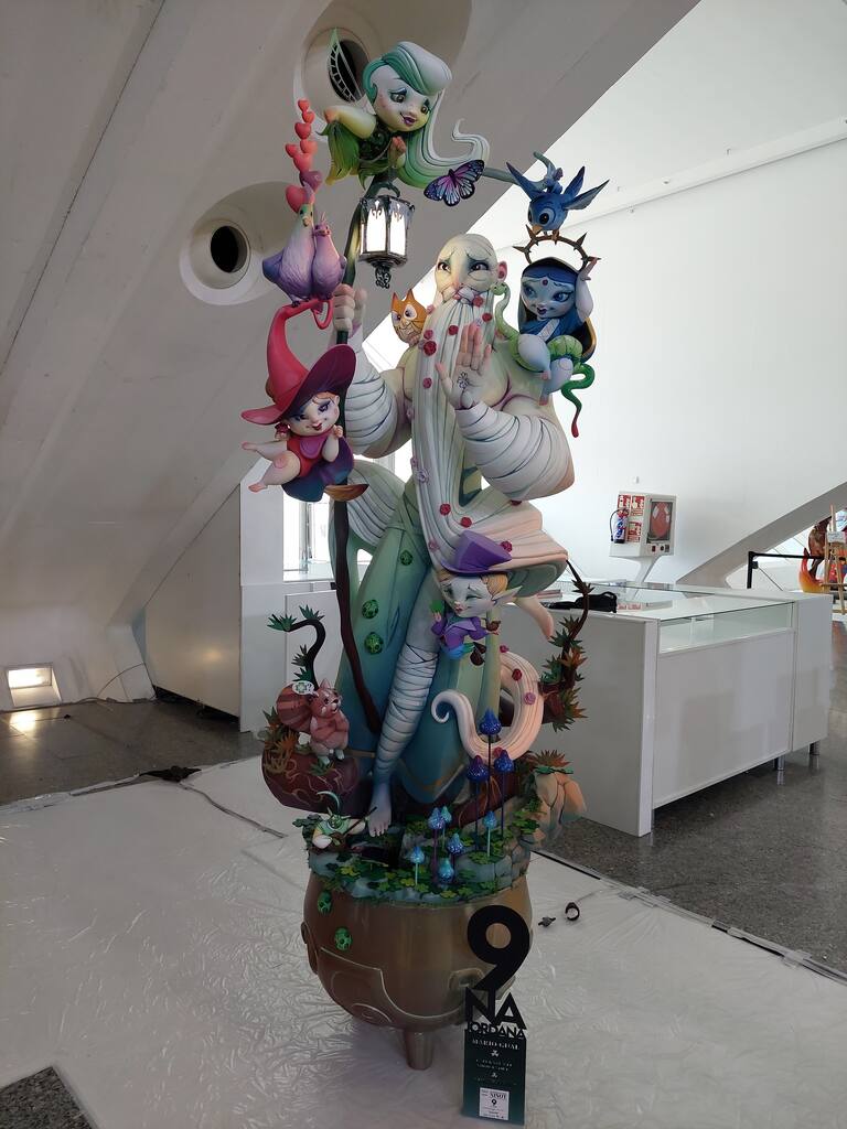 La Exposición del Ninot de las Fallas 2023 abre sus puertas con 750 figuras que rebosan diseño y sátira. Todas ellas quieren salvarse de las llamas gracias al voto popular.
