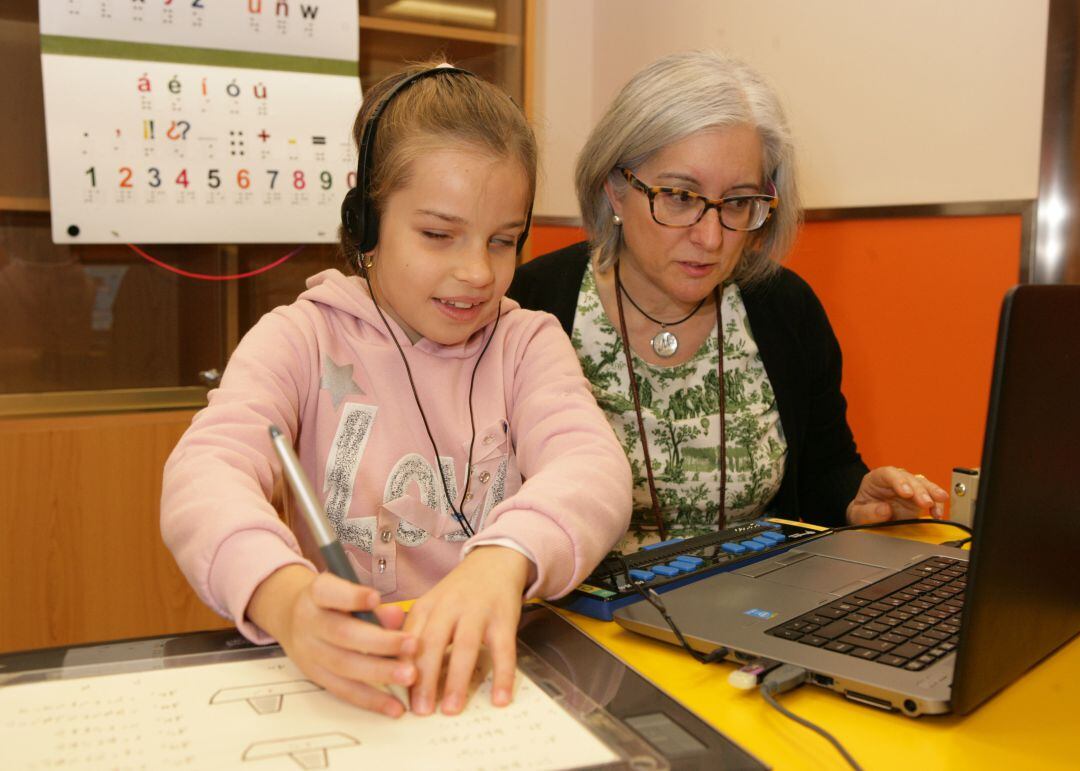 Alumna del CRE junto a su profesora