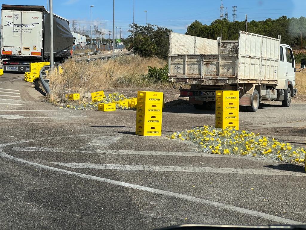 Mercancía derramada en la rotonda de la ITV