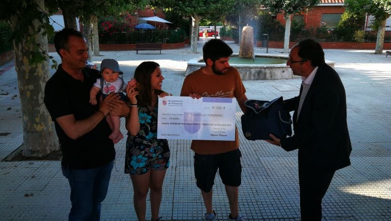 El Ayuntamiento entrega su primer &quot;cheque bebé&quot; de 1.000 euros