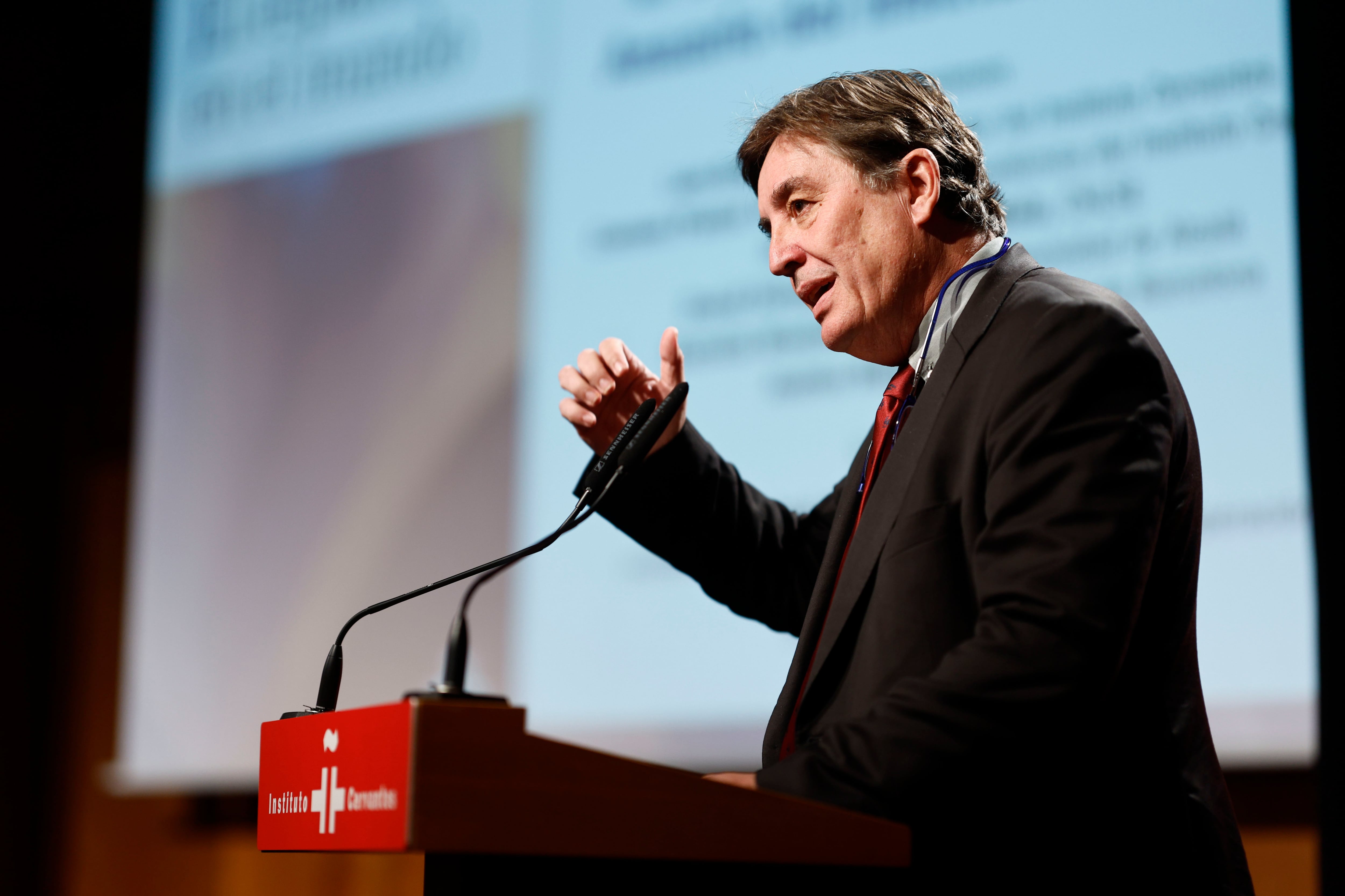 MADRID, 30/10/2023.-Luis García Montero, director del Instituto Cervantes, presenta el Anuario 2023 El español en el mundo, que aporta los últimos datos sobre la presencia internacional de nuestra lengua, este lunes en el Instituto Cervantes en Madrid.-EFE/ Rodrigo Jimenez
