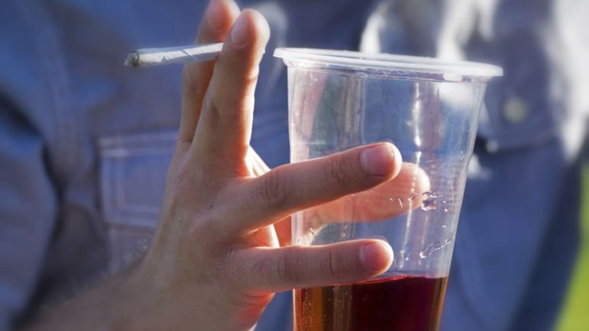 La Policía Local de Santander denuncia a medio centenar de personas por beber alcohol en la calle