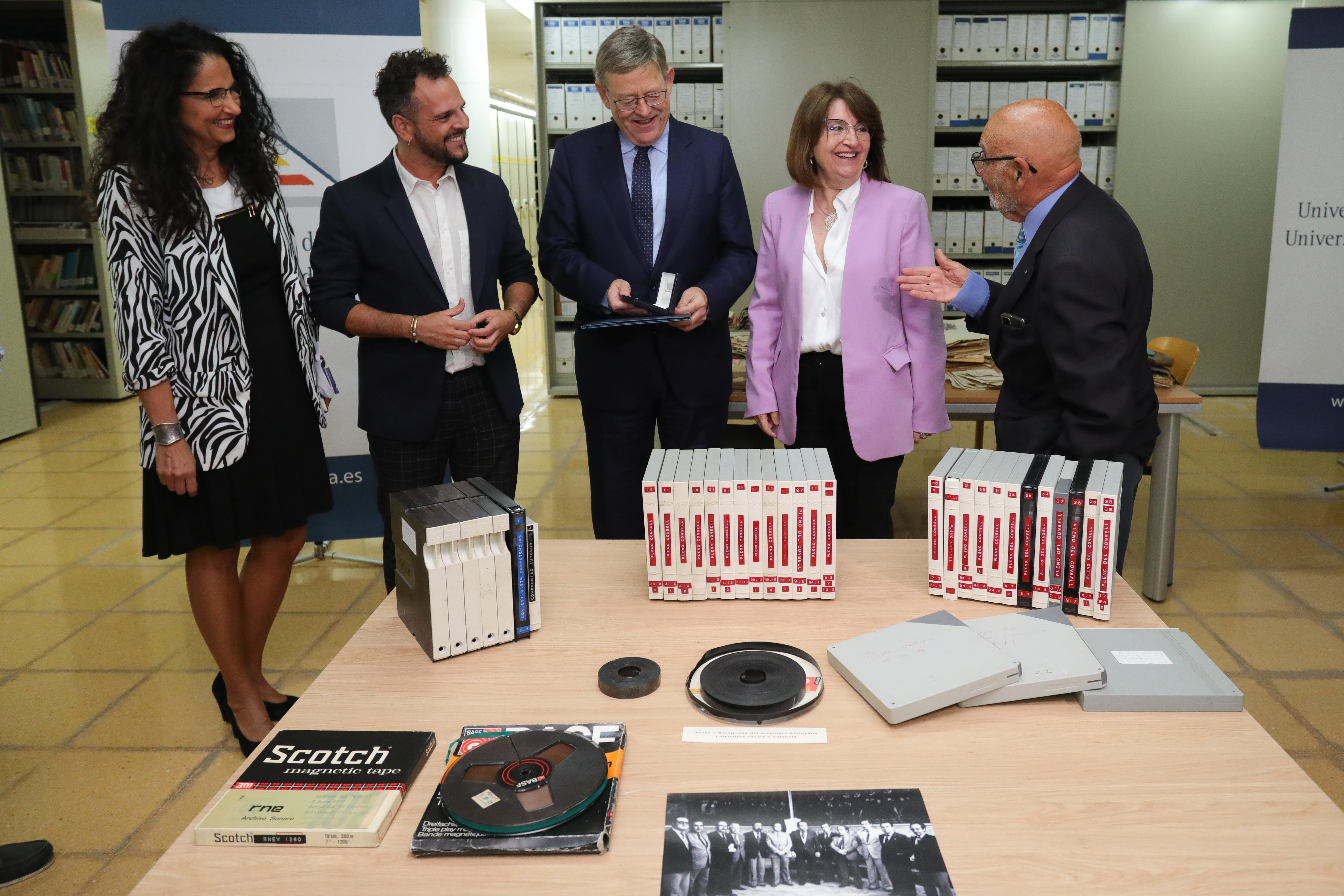 El president de la GVA, Ximo Puig en el centro de la imagen, con la rectora de la UA Amparo Navarro a su izquierda y José María Pera (primero por la derecha en la imagen), coordinador del Consejo Asesor del Archivo de la Democracia y otros de sus miembros, durante el acto.