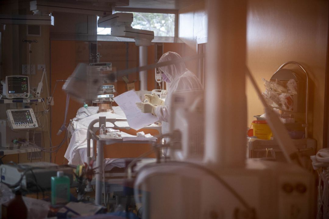 Un médico atiende a un paciente