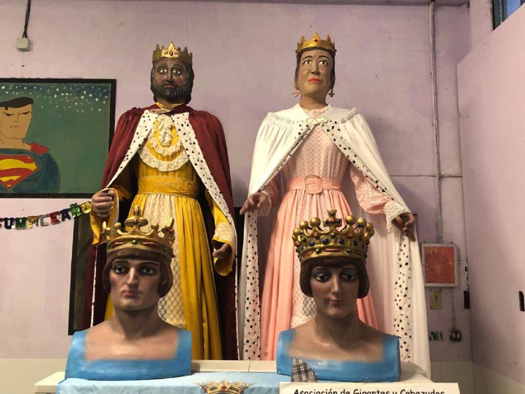 Los nuevos bustos están ya colocados sobre las estructuras que soportaban las antiguas imágenes de rey y reina, a sus pies