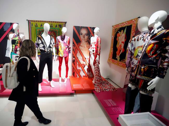 Un recorrido por los viajes y la inspiración del diseñador italiano a través de más de 500 piezas originales entre looks, accesorios, fotografías, tejidos, dibujos, prototipos y estampados de las diferentes épocas del diseñador italiano