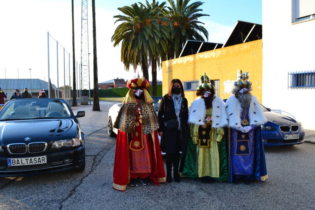 Los Reyes Magos acompañados por la concejal de festejos, Auxiliadora del Olmo.