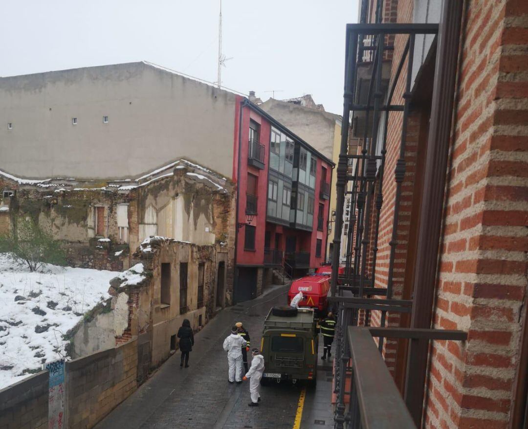 Los efectivos de la UME han desinfectado el edificio de los Juzgados, en la calle Vallespín