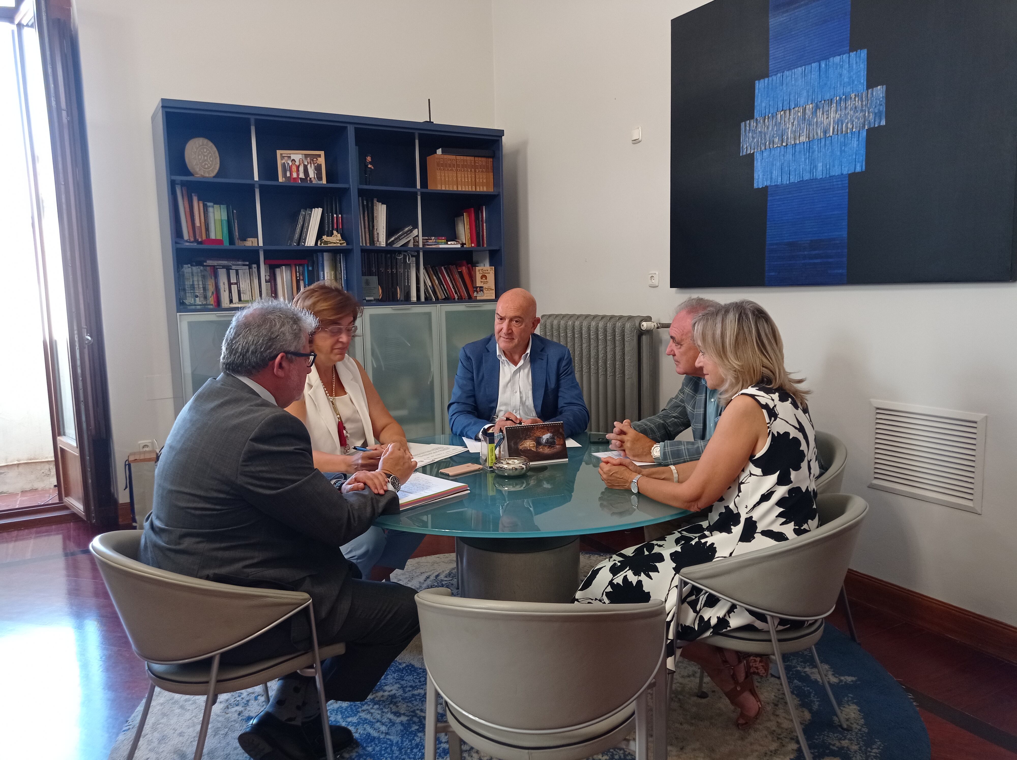 Imagen de la reunión mantenida en Diputación del consejero de la Presidencia