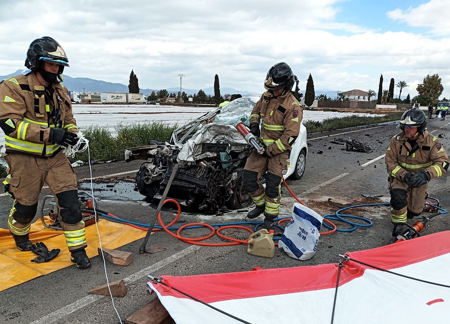 Servicios de emergencia no han podido salvar al conductor de un turismo, muerto al colisionar con un camión en Purias