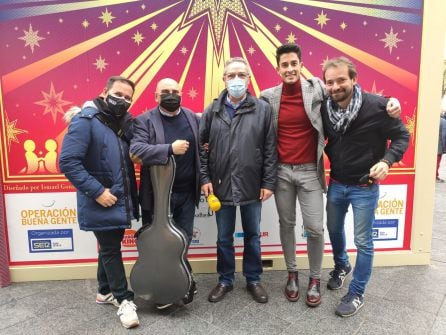 Carlos Oliveros y Salomón Hachuel junto a loa artistas Fran Doblas y Álex Ortiz