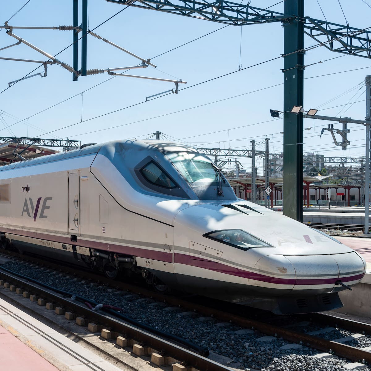 Adif limita a 60 kilómetros por hora la velocidad entre Segovia y Garcillán por una "deformación de la vía" del AVE a Madrid