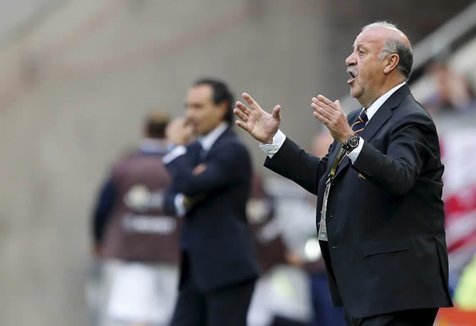 El seleccionador español Vicente del Bosque da instrucciones a sus jugadores durante el partido de la Eurocopa (Grupo C) disputado entre España e Italia en el estadio PGE Arena de Gdansk (Polonia) hoy, domingo, 10 de junio de 2012.