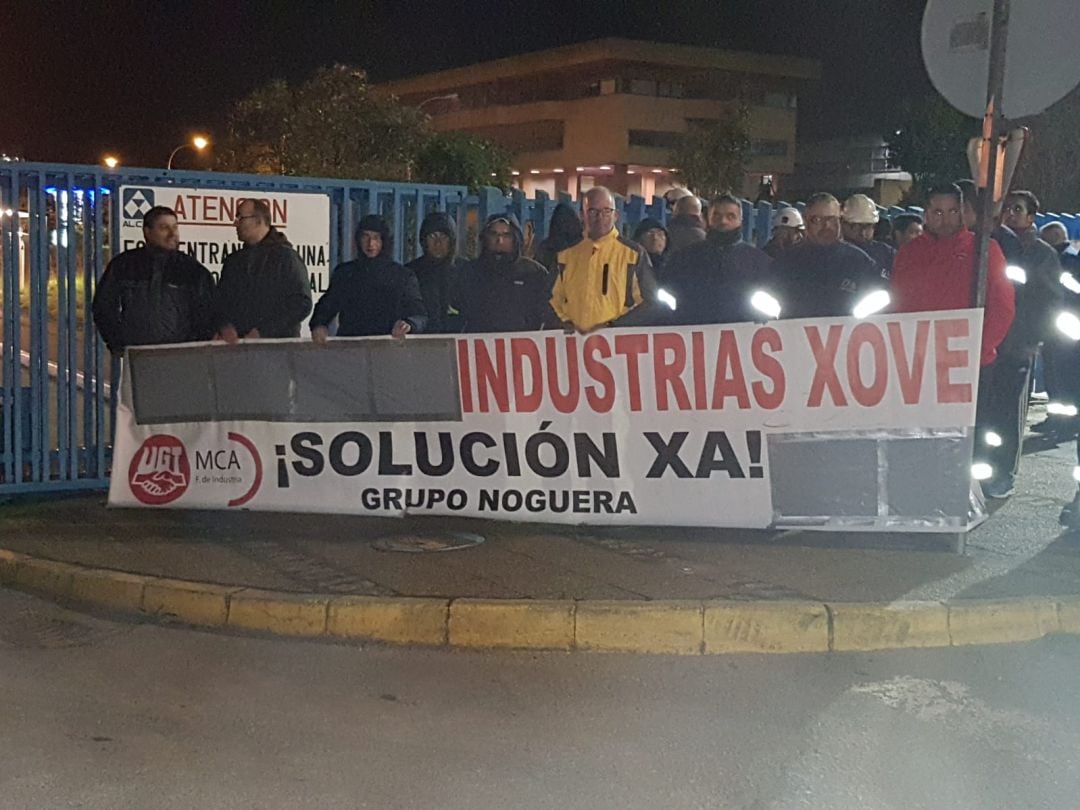 La plantilla de Industrias Xove concentrada este viernes ante las puertas de Alcoa en Cervo pidiendo su subrogación.