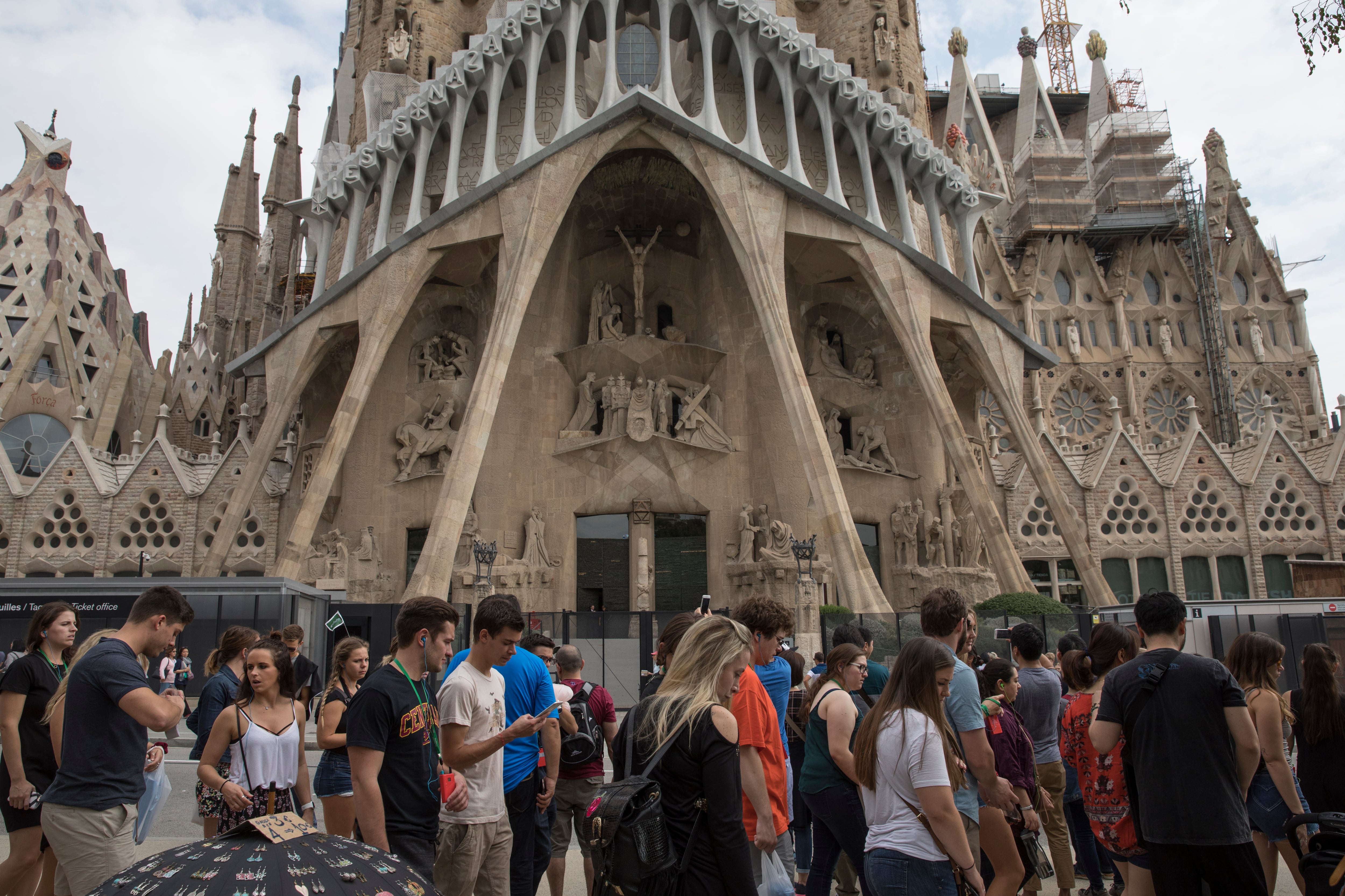 Turistas haciendo cola para visitar la Sagrada Família de Barcelona