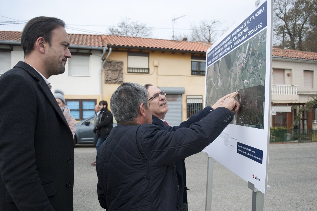 Revilla, Cruz Viadero y Lopez Estrada ante una infografia del proyecto