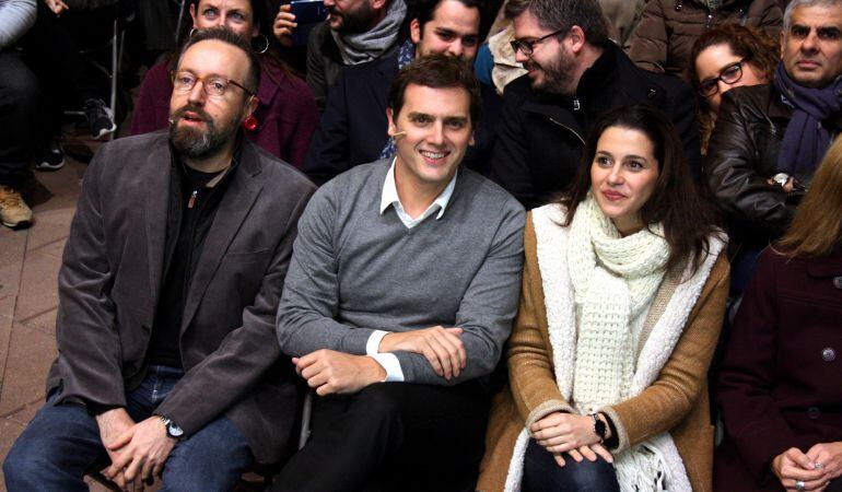 Juan Carlos Girauta, Albert Rivera i Inés Arrimadas, abans de participar en un acte electoral a Nou Barris