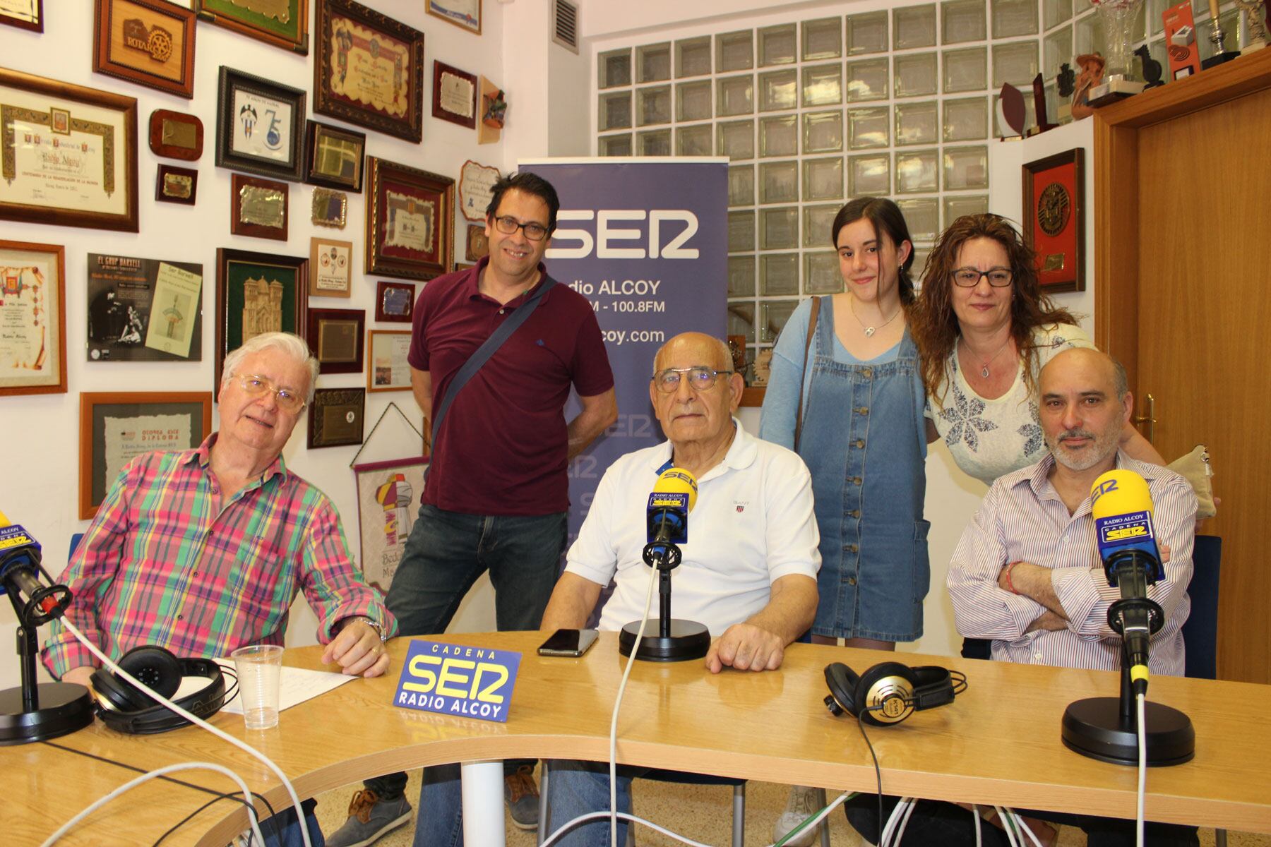 Paco Aznar, Neus Blanch, África Pérez, Alfonso Marco, Juan Carlos Richart y Mario Baudí, en el estudio de Radio Alcoy