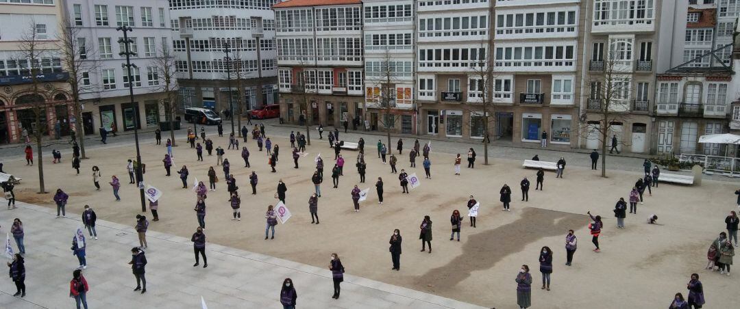 Concentración por el 8M en Ferrol, una de las movilizaciones marcadas por la pandemia , con distancia de seguridad y mascarilla