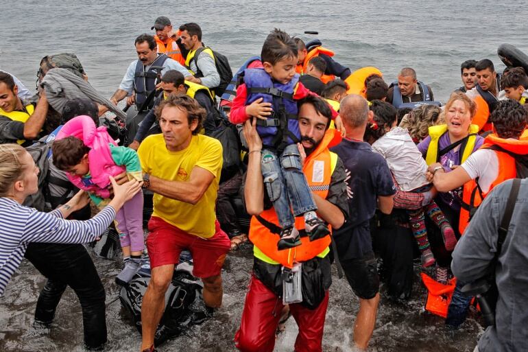 Voluntarios de la ONG Proactiva Open Arms rescatan a un grupo de inmigrantes