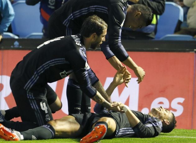 Sergio Ramos y Casemiro felicitan a Cristiano por su segundo gol.