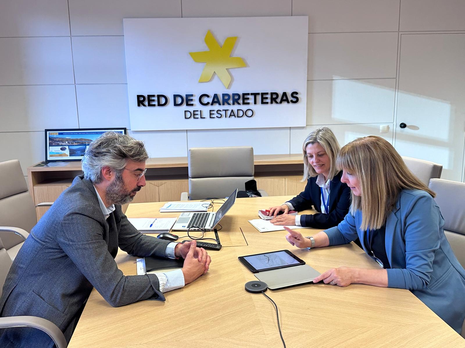 La alcaldesa de Sabiñánigo, junto a la diputada socialista Begoña Nasarre, en su reunión con el director general de Carreteras del Estado, Juan Pedro Fernández Palomino