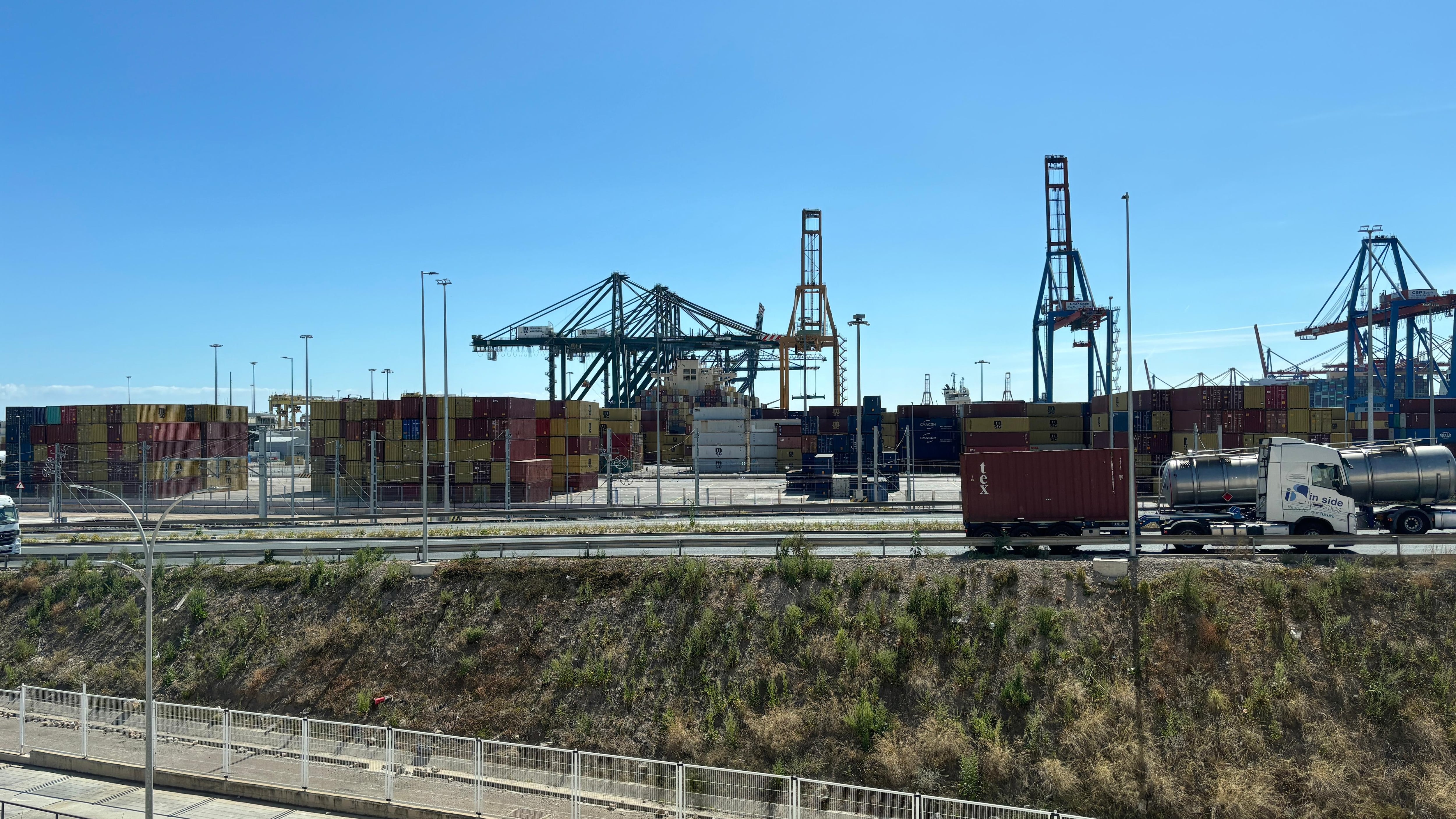 El servicio de Aduanas del puerto de València trabaja para garantizar que toda la mercancía que accede por esta infraestructura no oculta material ilegal o irregular.