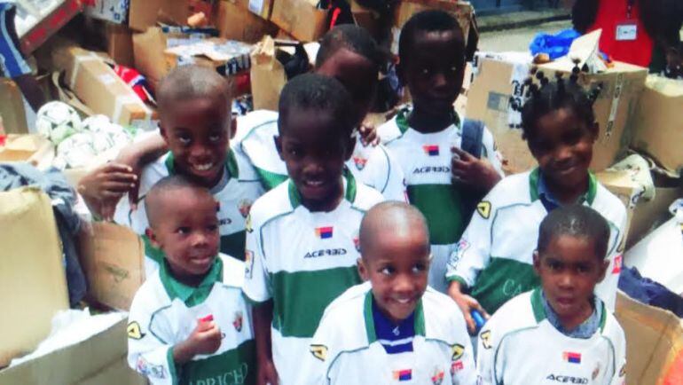 Los niños de Guinea Ecuatorial con sus camisetas del Elche C.F.