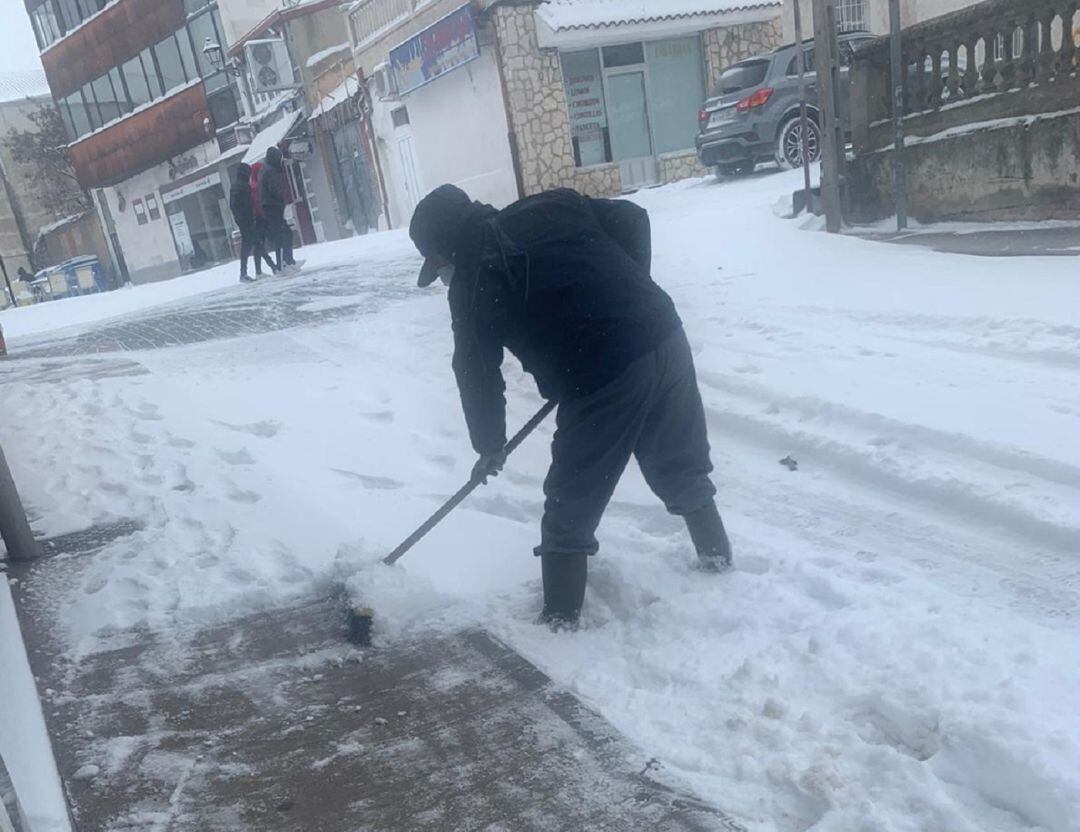 Un vecino de Roa limpia su calle el pasado domingo