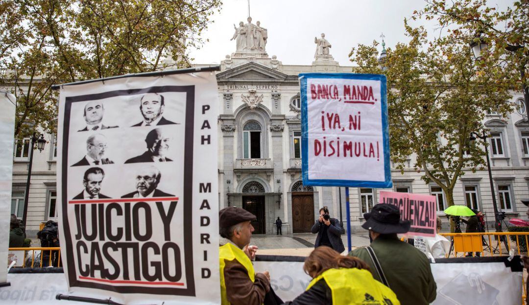 Manifestantes hoy ante el Tribunal Supremo