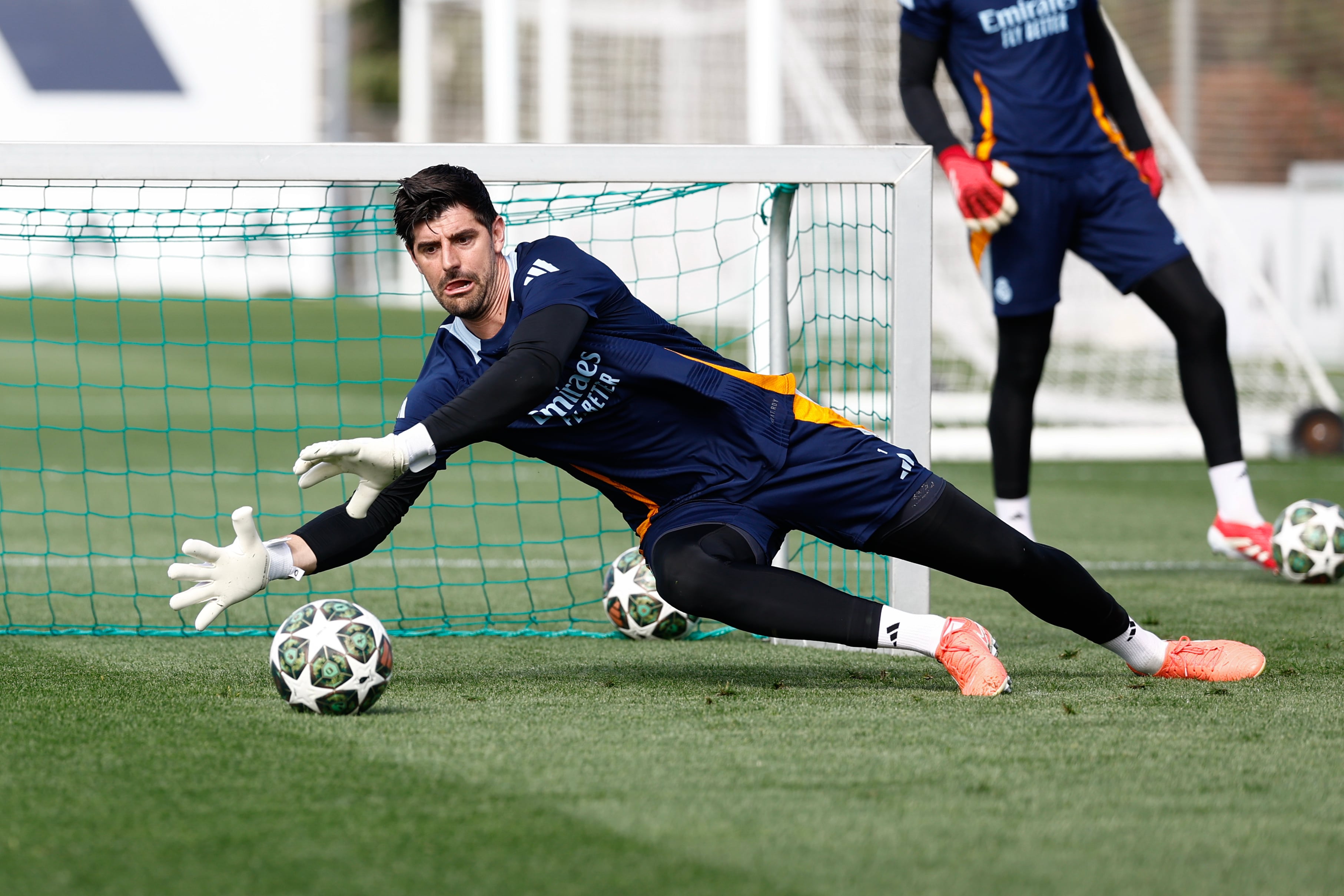 Thibaut Courtois, entrenando con el grupo esta mañana
