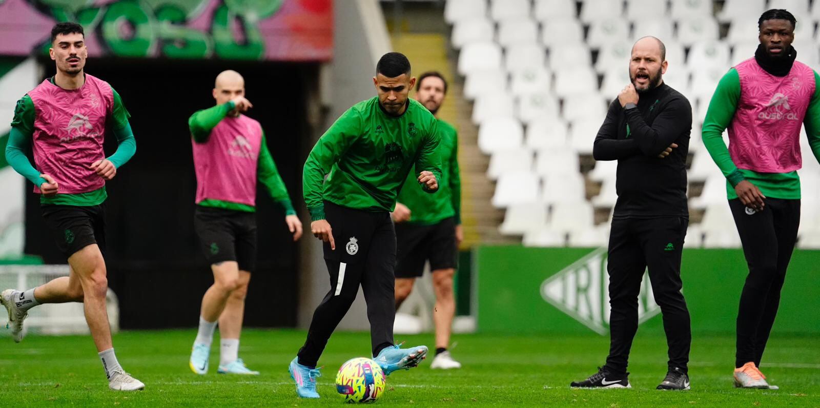 Juergen dibuja un pase ante la presencia de José Alberto