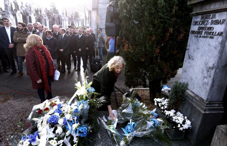 La viuda y la hermana del expresidente del PP de Gipuzkoa Gregorio Ordóñez, asesinado hace 21 años por ETA, Ana Iribar, y Consuelo Ordoñez, respectivamente, recuerdan su figura en un acto en el cementerio de Polloe, al que asisten los ministros de Sanidad