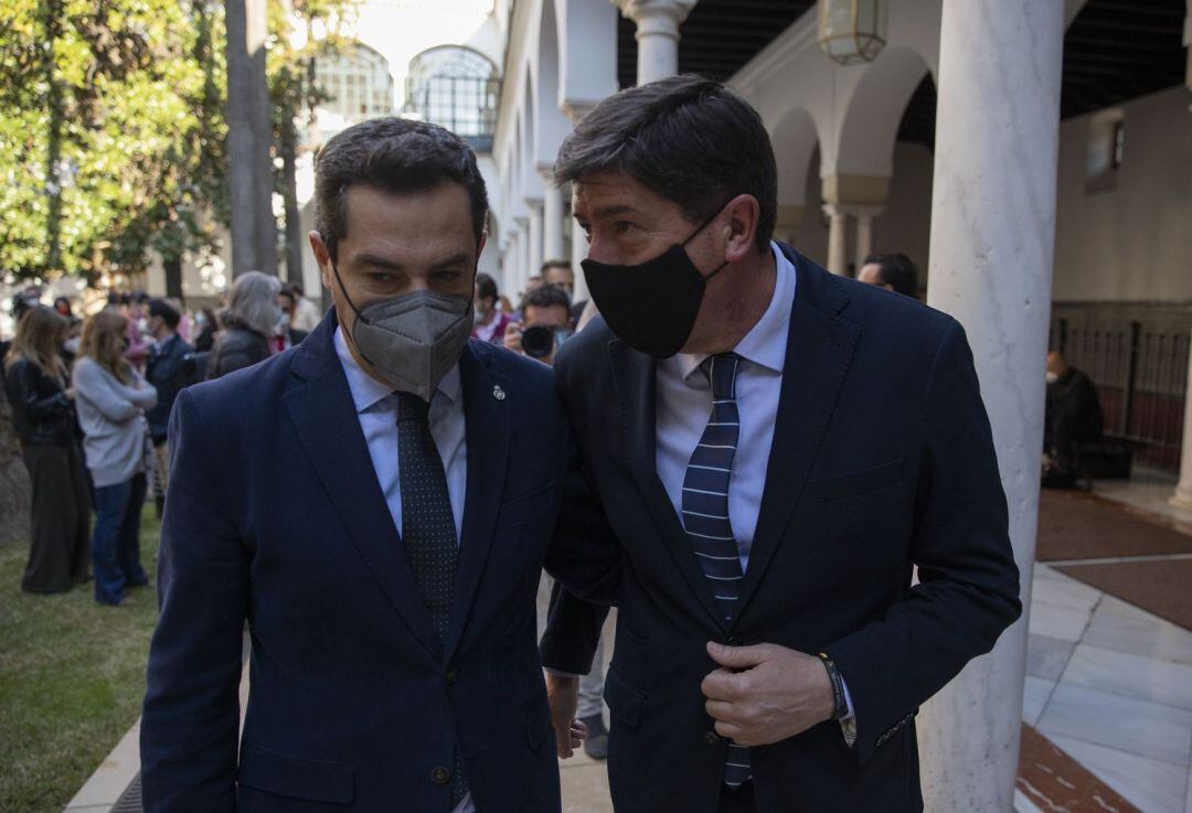 El presidente de la Junta, Juan Manuel Moreno, y el vicepresidente, Juan Marín, al término de su alocución en el patio del Parlamento andaluz.