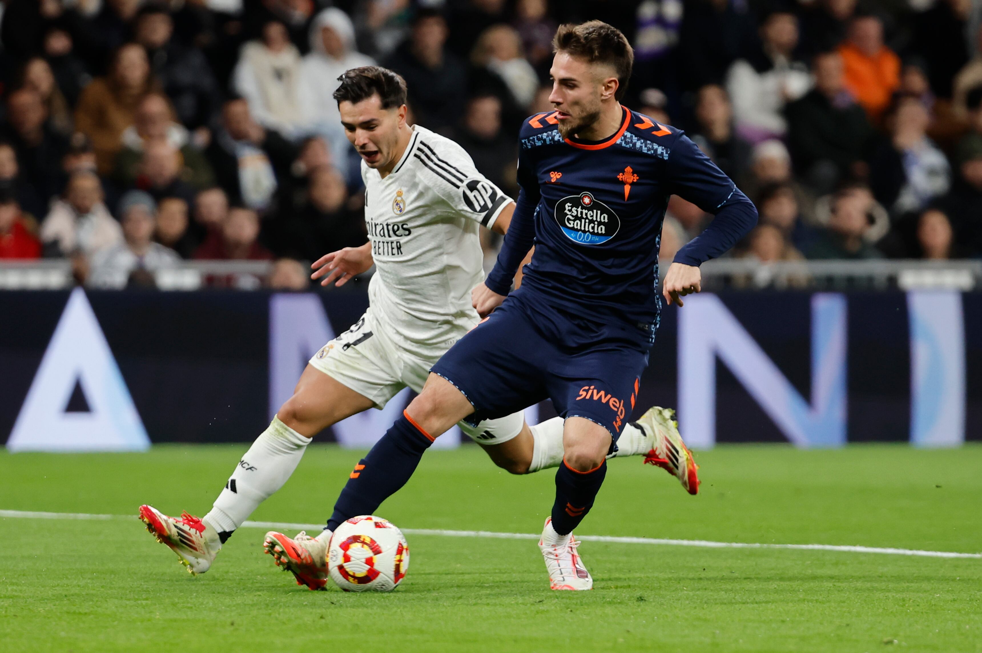 MADRID, 16/01/2025.- El centrocampista del Real Madrid Brahim Díaz (i) persigue a Óscar Mingueza, del Celta, durante el partido de octavos de final de la Copa del Rey que Real Madrid y Celta de Vigo disputan este jueves en el Santiago Bernabéu. EFE/Sergio Pérez
