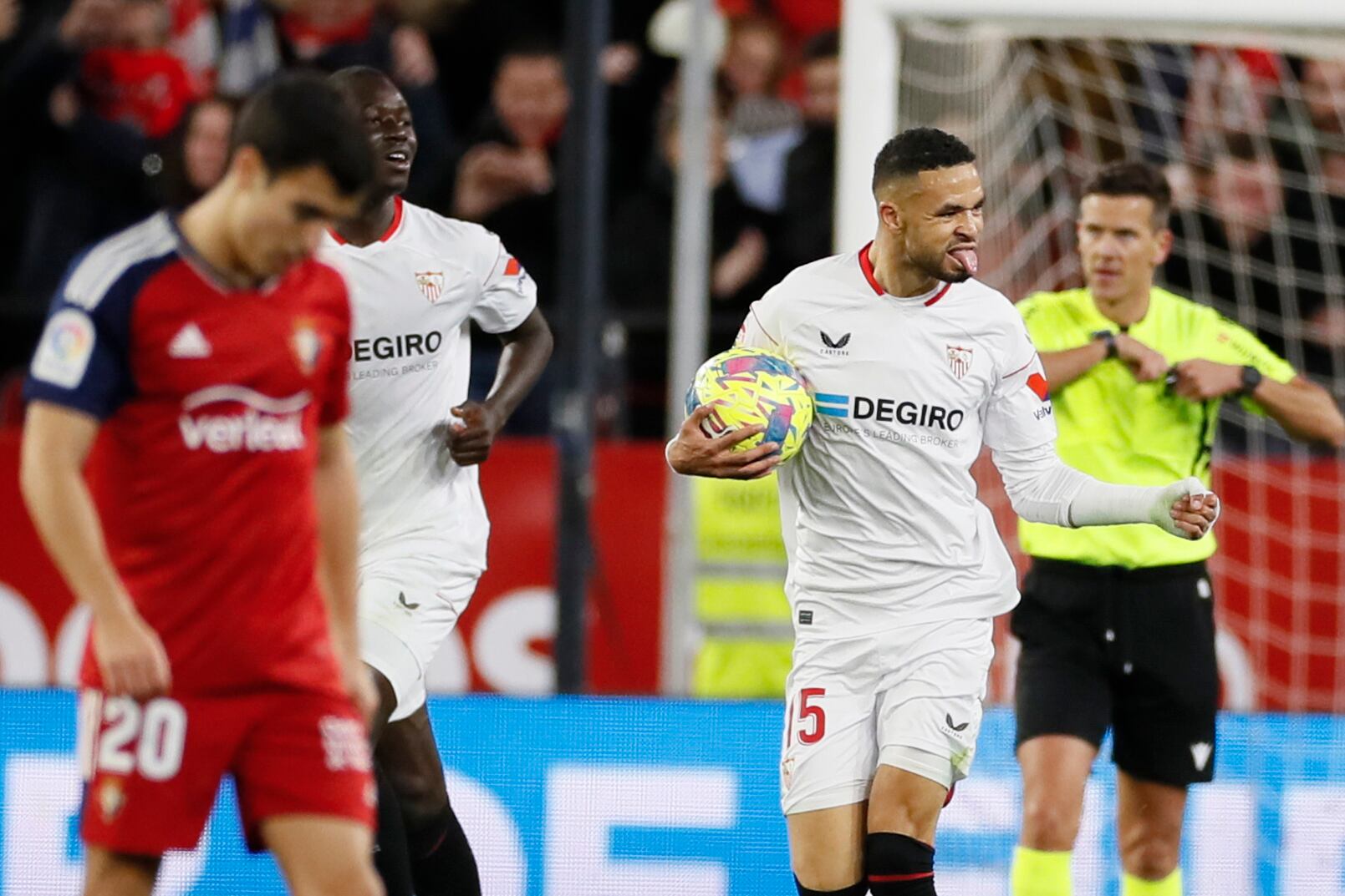 SEVILLA, 26/02/2023.- El delantero marroquí del Sevilla Youssef En-Nesyri (d) celebra su gol, segundo del equipo andaluz, durante el partido de la jornada 23 de LaLiga que Sevilla FC y Atlético Osasuna disputan hoy domingo en el estadio Sánchez-Pizjuán, en Sevilla. EFE/José Manuel Vidal