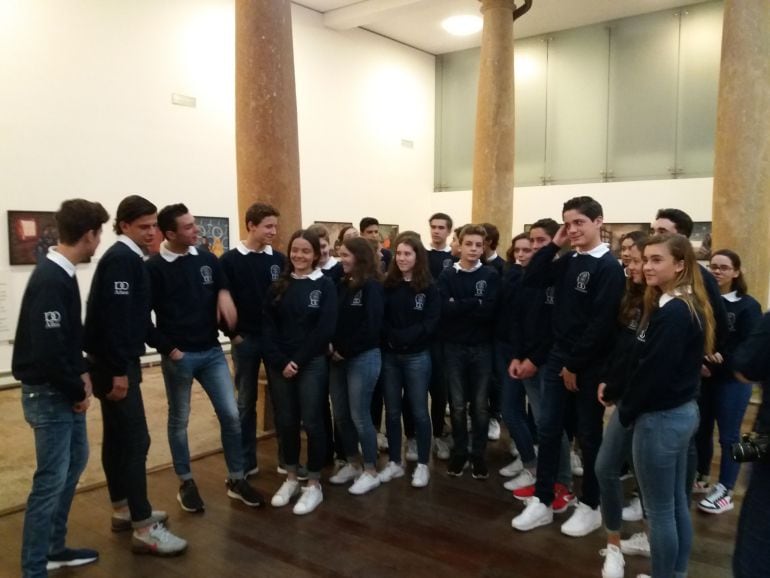 Los chicos del Centro Asturiano de México fueron recibidos por el presidente del Principado en el Palacio del Conde de Toreno en Oviedo.