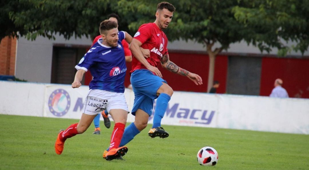 Fran Sabaté -a la derecha- disputa un balón con un contrario.