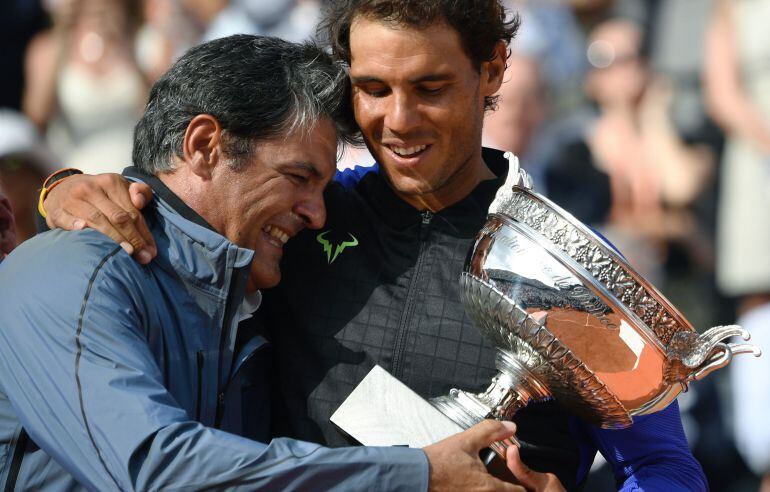 Toni y Rafa Nadal, tras el triunfo del tenista en la edición de 2017 de Roland Garros.