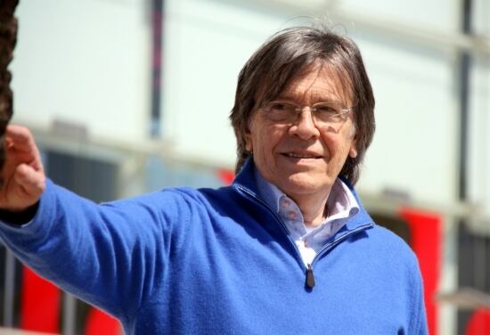 El director teatral Josep Maria Flotats fotografiat davant la façana del TNC