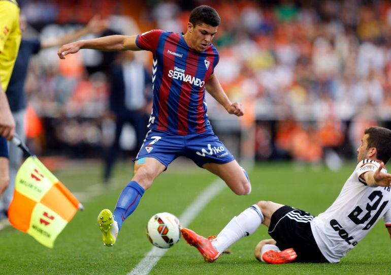 GRA501. VALENCIA, 03/05/2015.- El defensa del Valencia José Luis Gayà (d) disputa un balón con el centrocampista del Eibar Ander Capa (i), durante el partido de la trigésima quinta jornada de la Liga de Primera División que se juega hoy en el estadio de Mestalla. EFE/Juan Carlos Cárdenas