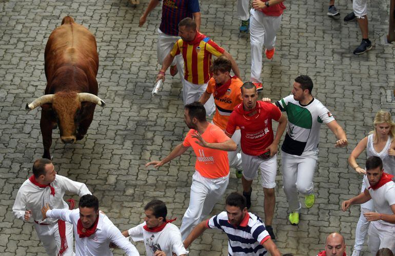 La ganadería Pedraza de Yeltes se estrena en Sanfermines con un encierro rápido y masificado